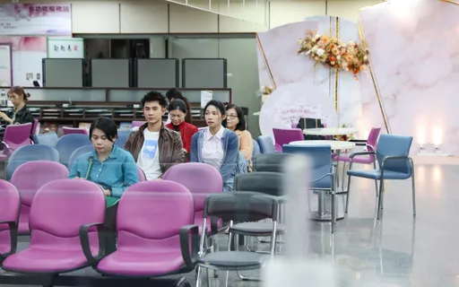 曾智希与男星牵手「登记结婚」被目击　正牌老公陈志强突现身