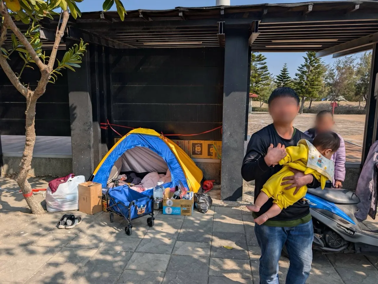 周女（右）帶著1歲兒子住在公園帳篷內，善心民眾伸出援手。民眾提供