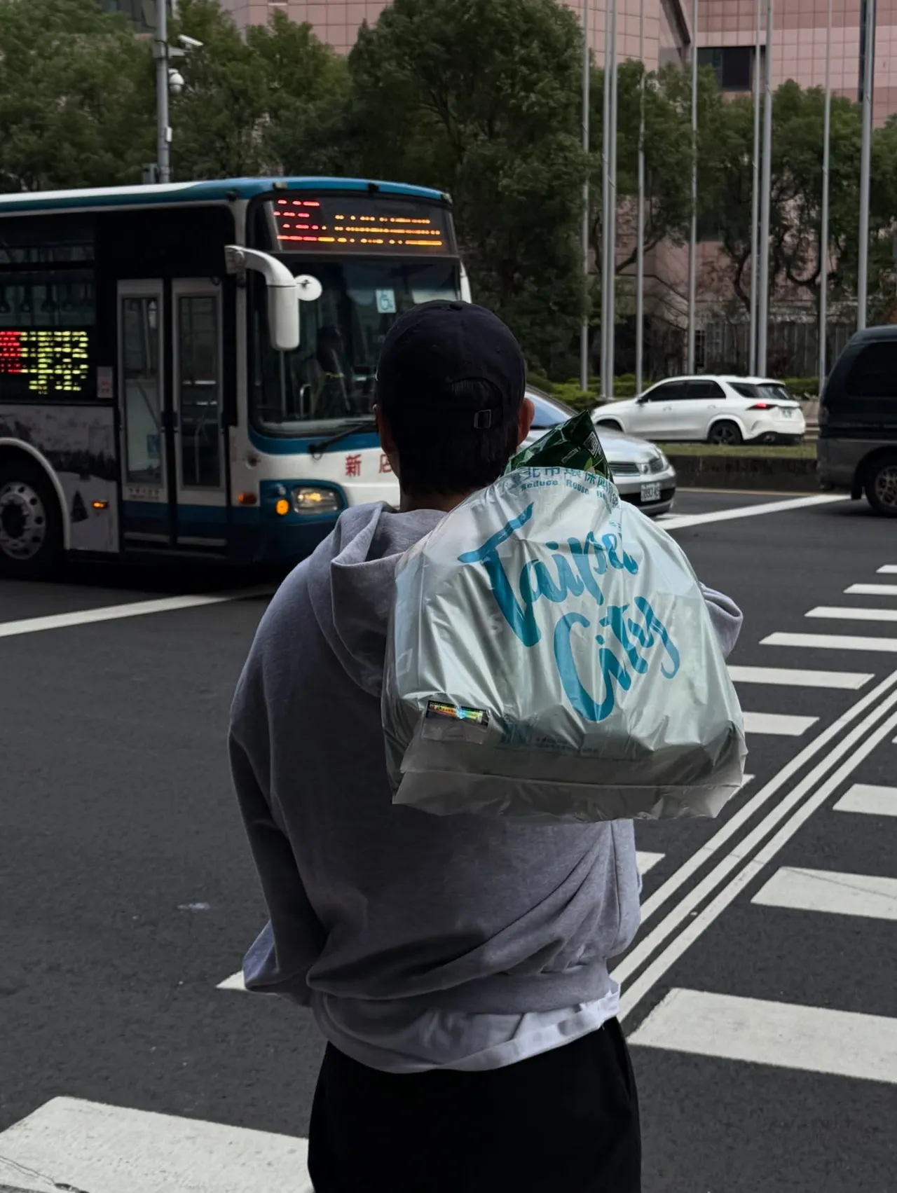 宋仲基來台到超商採買，提著一大包戰利品，台北環保兩用袋格外吸睛。翻攝宋仲基IG