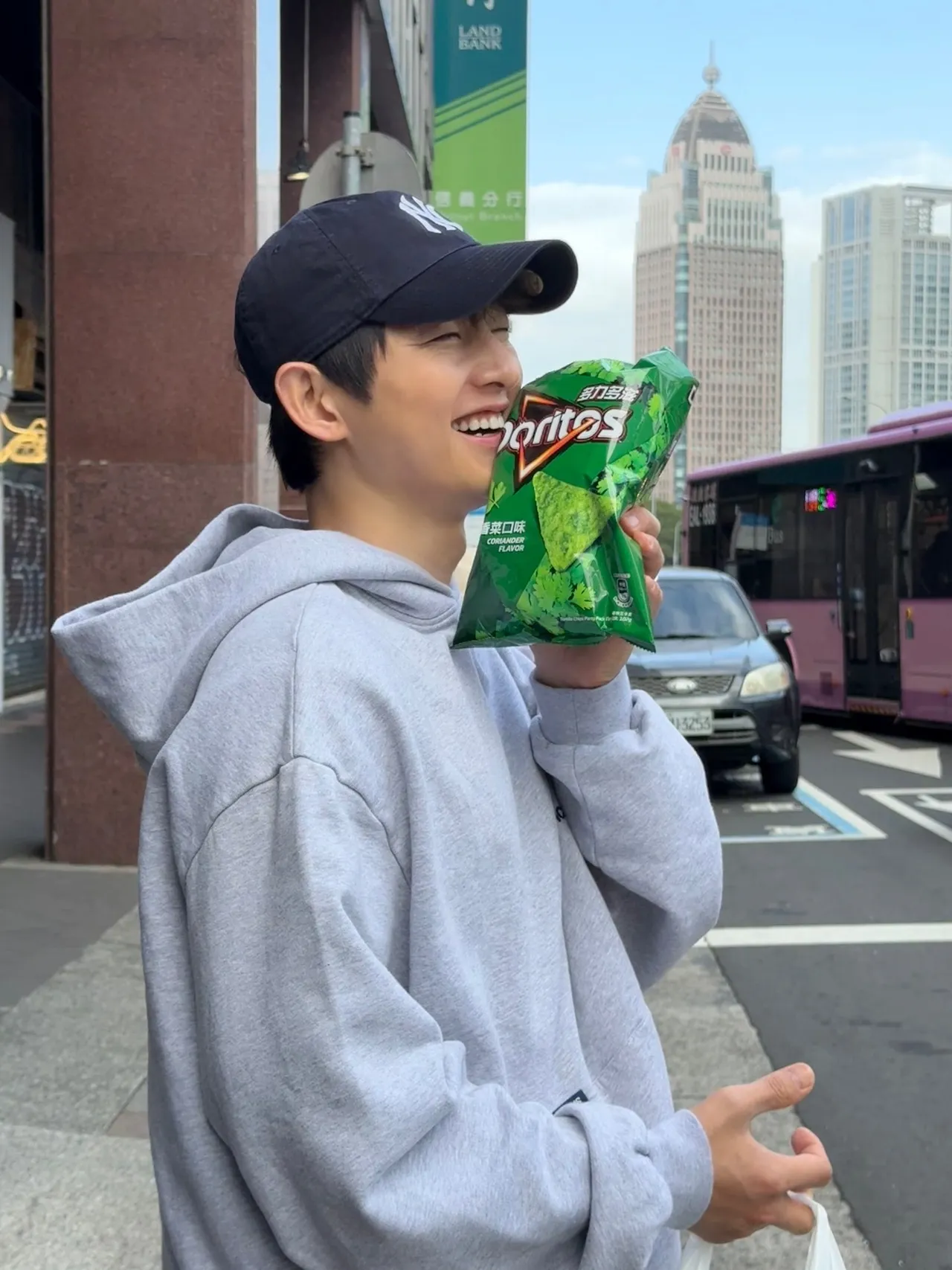 宋仲基拿著香菜多力多滋，露出幸福的笑容。翻攝宋仲基IG