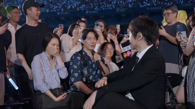 蕭煌奇帶女友看五月天。相信音樂提供