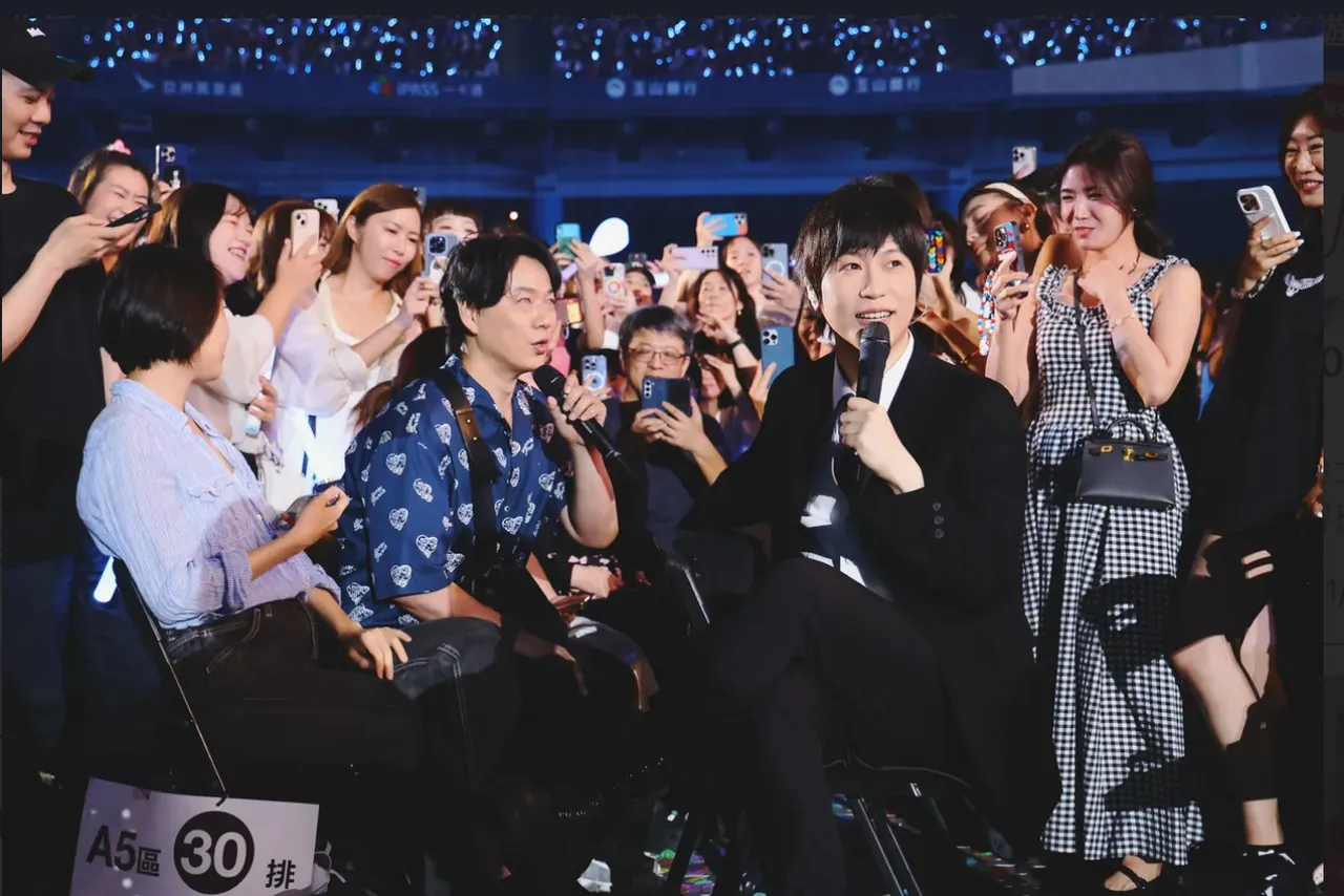 五月天《回到那一天》「5525+1」主题今晚续唱台北大巨蛋，萧煌奇（左）零伪装隐身台下支持，而他的「女友」就坐在旁边。资料照片、相信音乐提供