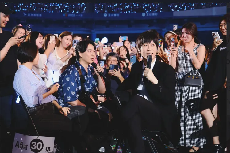 五月天《回到那一天》「5525+1」主題今晚續唱台北大巨蛋，蕭煌奇（左）零偽裝隱身台下支持，而他的「女友」就坐在旁邊。資料照片、相信音樂提供