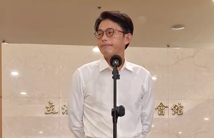 民眾黨主席黃國昌將機密資料攜出委員會，遭綠營北市議員參選人告發。翻攝自黃國昌辦公室影片