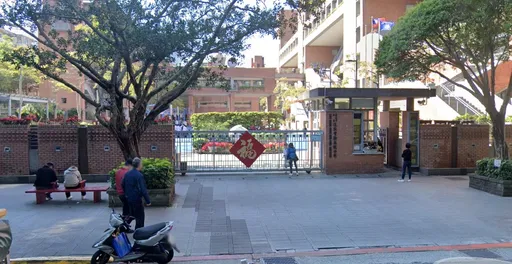 16岁学生坠楼亡｜贵族私校亡羊补牢　厕所窗户全封、顶楼设警报