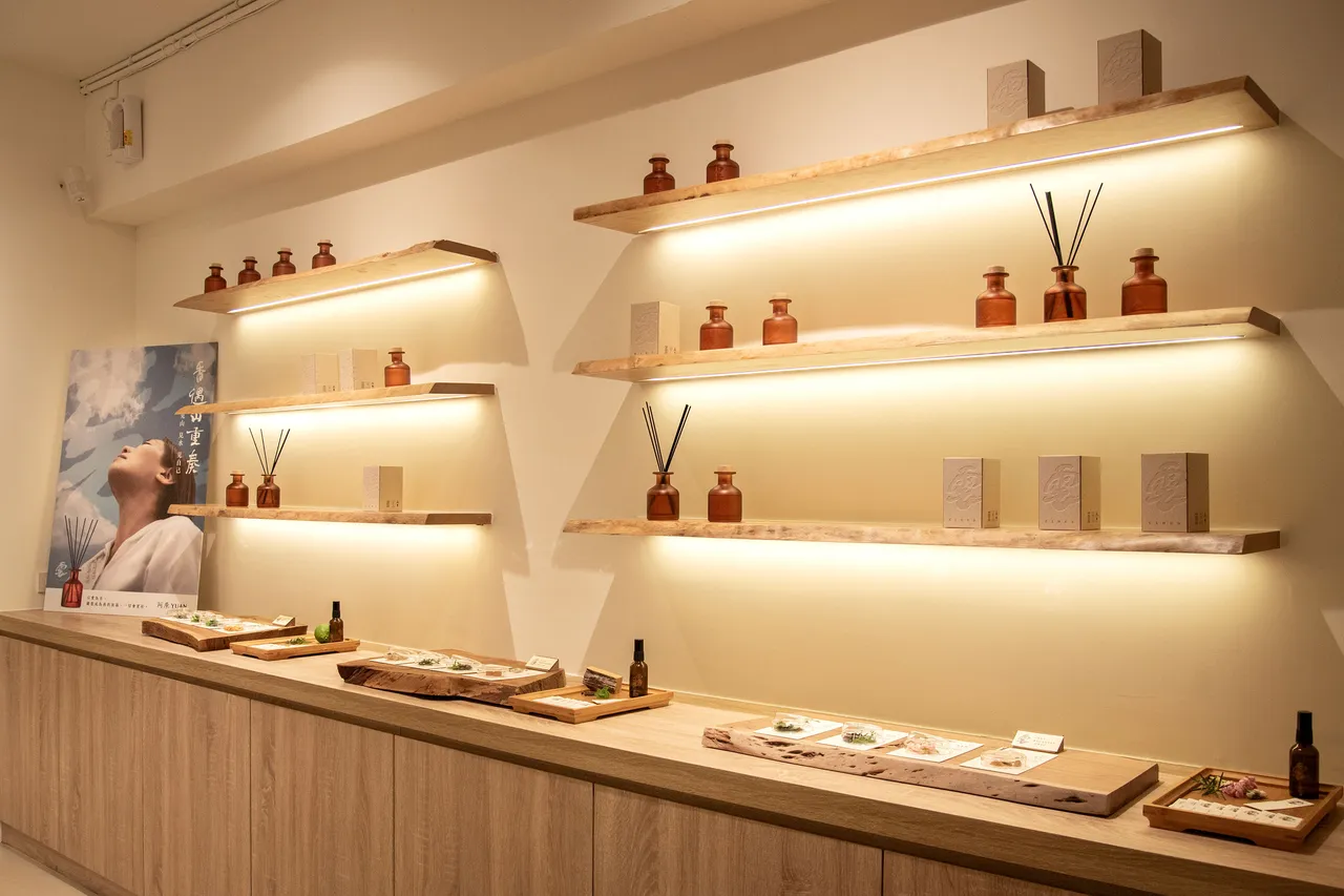 阿原隱身台北松山區巷弄的「香寓8號」，以溫潤木質陳列勾勒靜謐舒適的感官空間。品牌提供