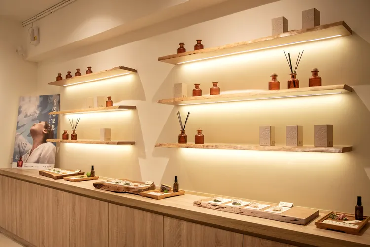 阿原隱身台北松山區巷弄的「香寓8號」，以溫潤木質陳列勾勒靜謐舒適的感官空間。品牌提供