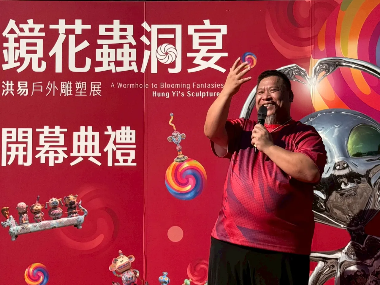 藝術家洪易於史博館《鏡花蟲洞宴》戶外雕塑展分享作理念。國立歷史博物館提供