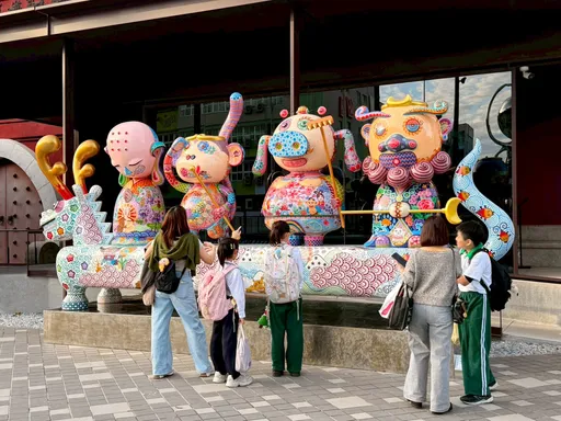 外星人降落南海學園！洪易《鏡花蟲洞宴》戶外雕塑展登場