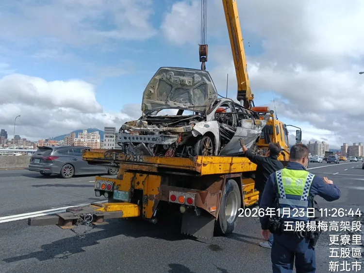 拖吊車到場排除。翻攝畫面