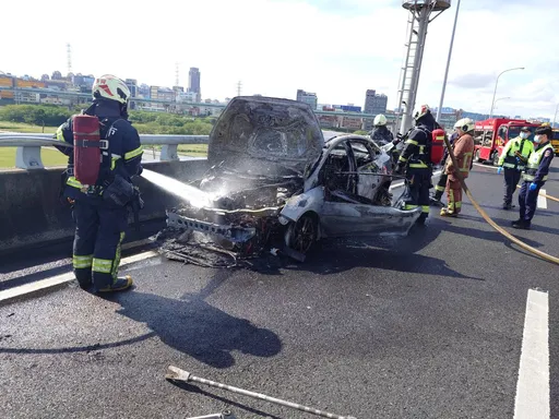 五楊高架道北向30.7K火燒車　3車道封閉回堵1公里