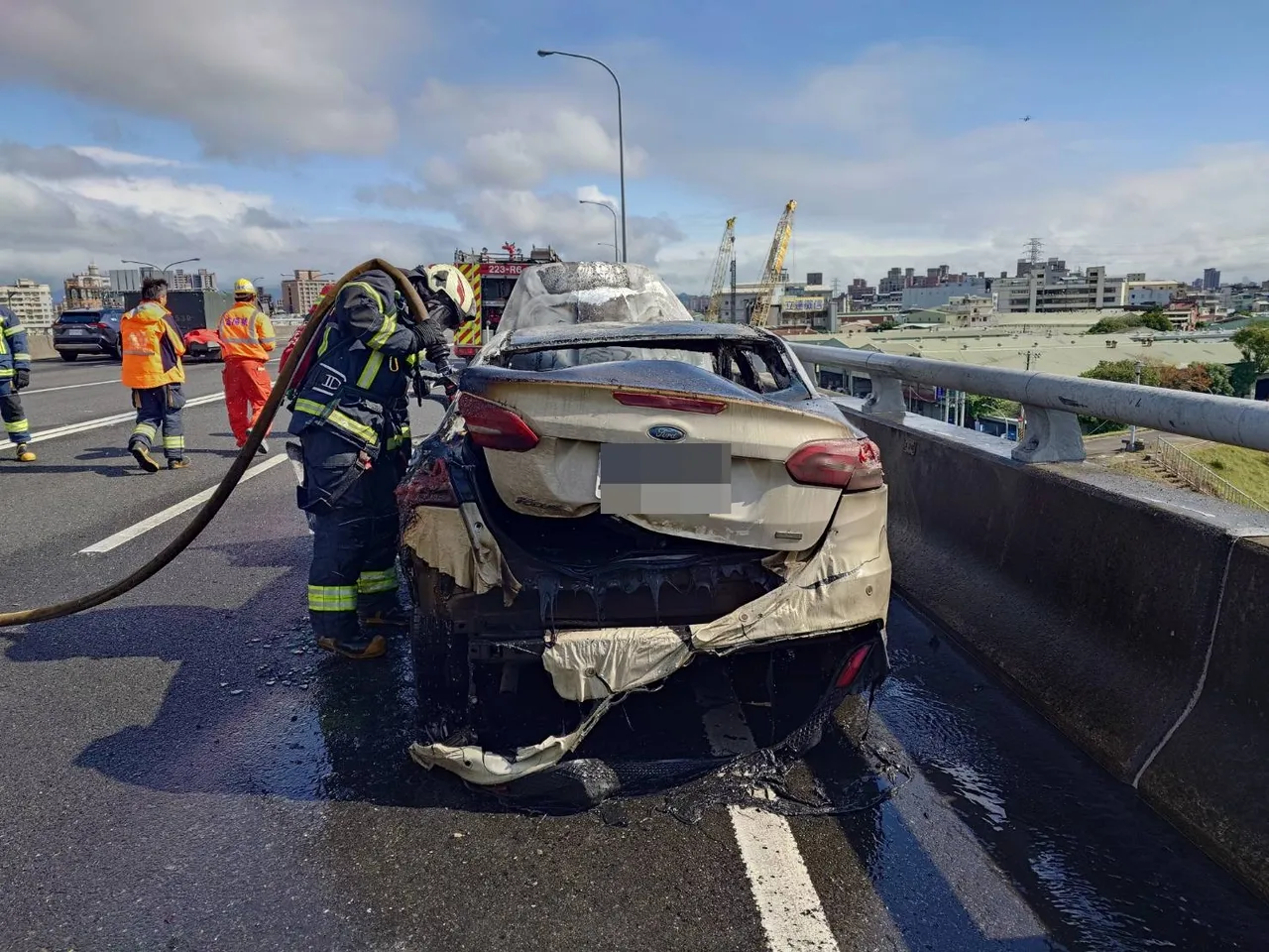 小客車引擎起火。翻攝畫面