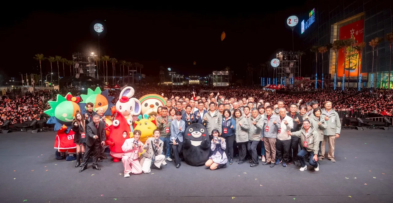 陈其迈市长、戴资颖、立委、府会团队在齐声倒数中迎接新年。翻摄画面