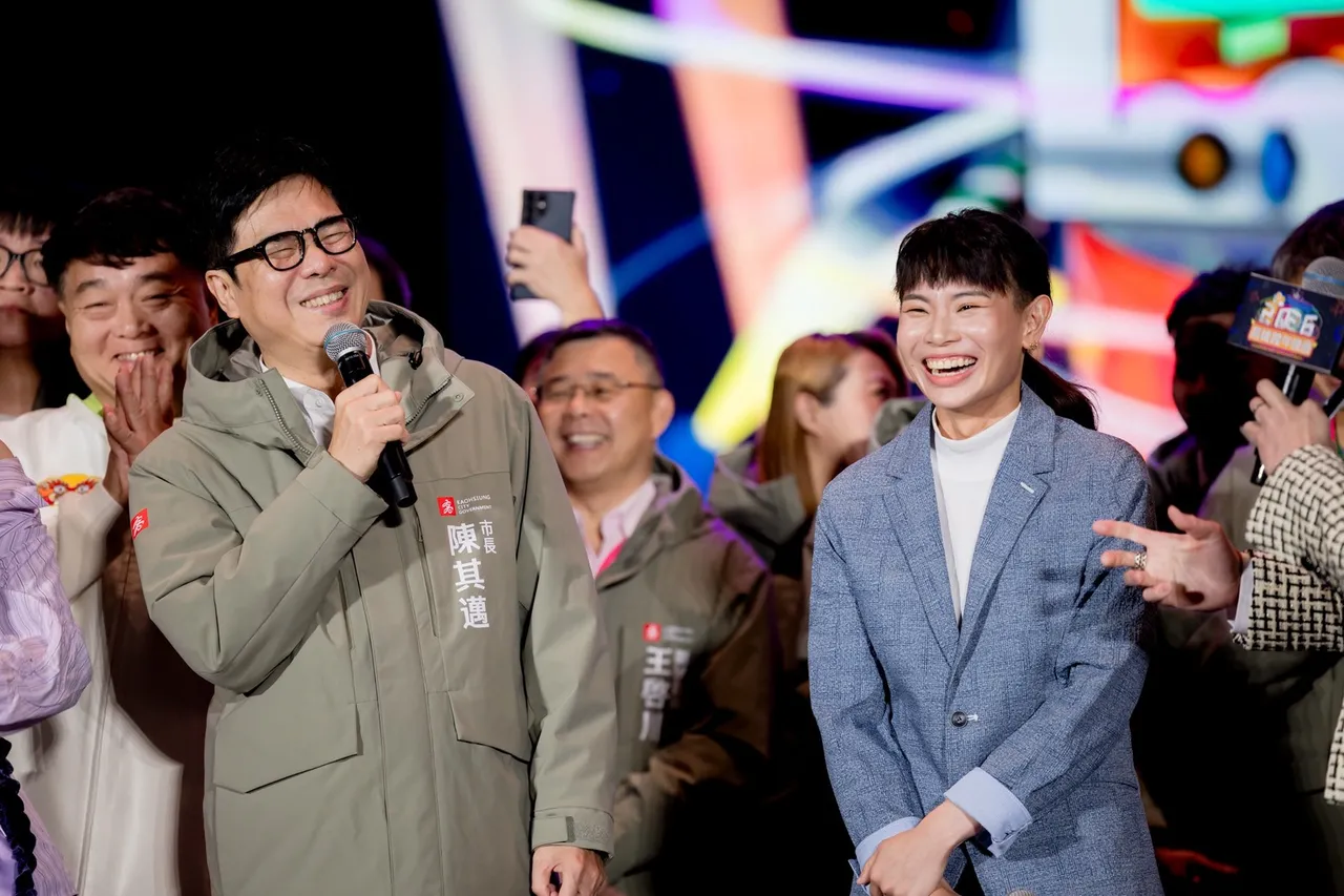 陈其迈市长携手神秘嘉宾戴资颖惊喜现身。翻摄画面