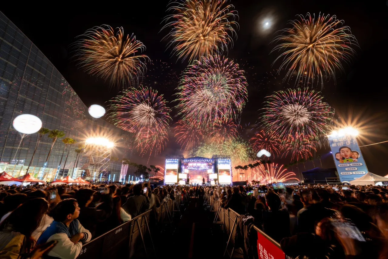 亚湾跨年烟火，象征未来时刻都精彩动人。翻摄画面