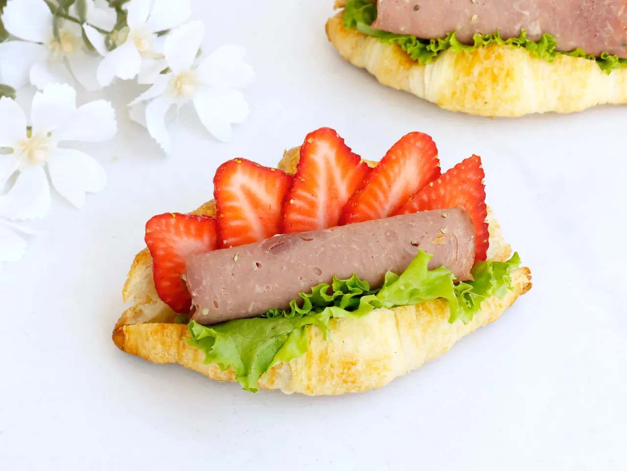 黑胡椒牛肉草莓可颂。日月千禧提供