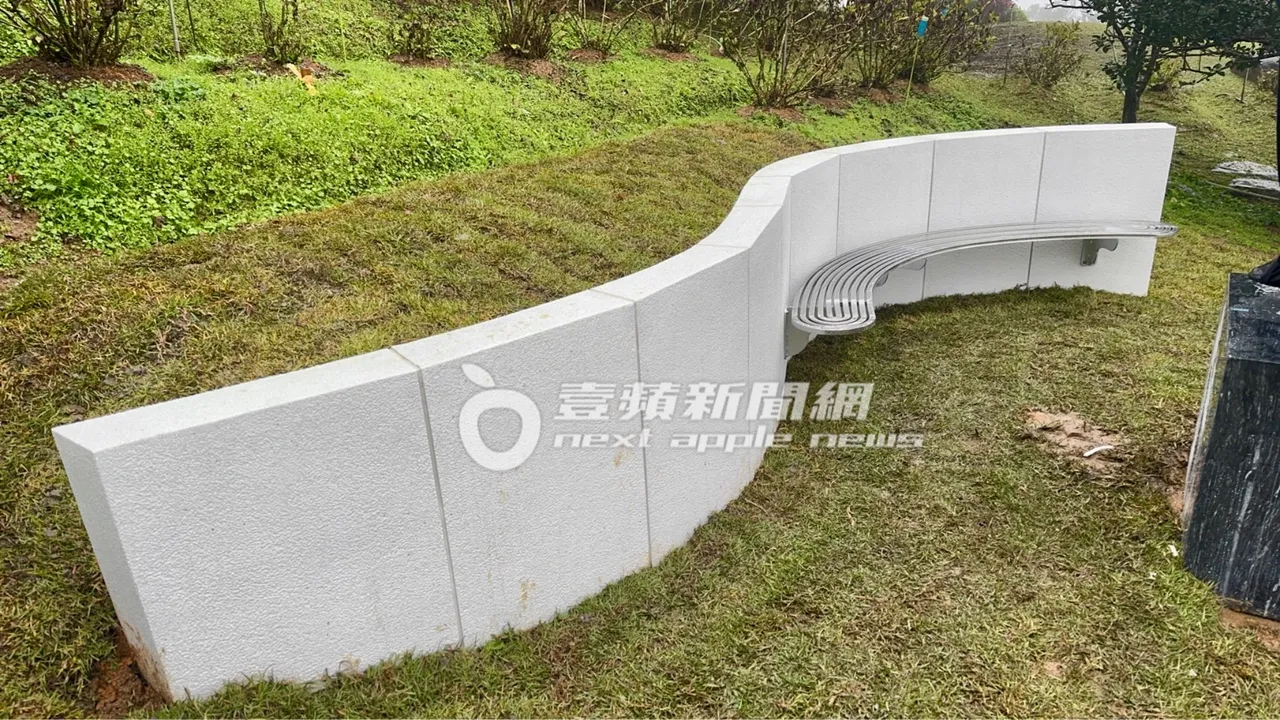 大S紀念雕像後方為S型的9格白色水泥牆，設有弧形不銹鋼椅子。特勤中心攝