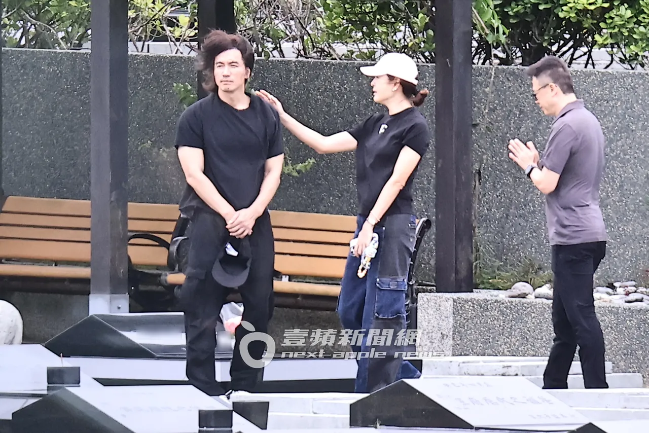 言承旭（左）不捨落淚，賈永婕拍肩安慰。特勤中心攝