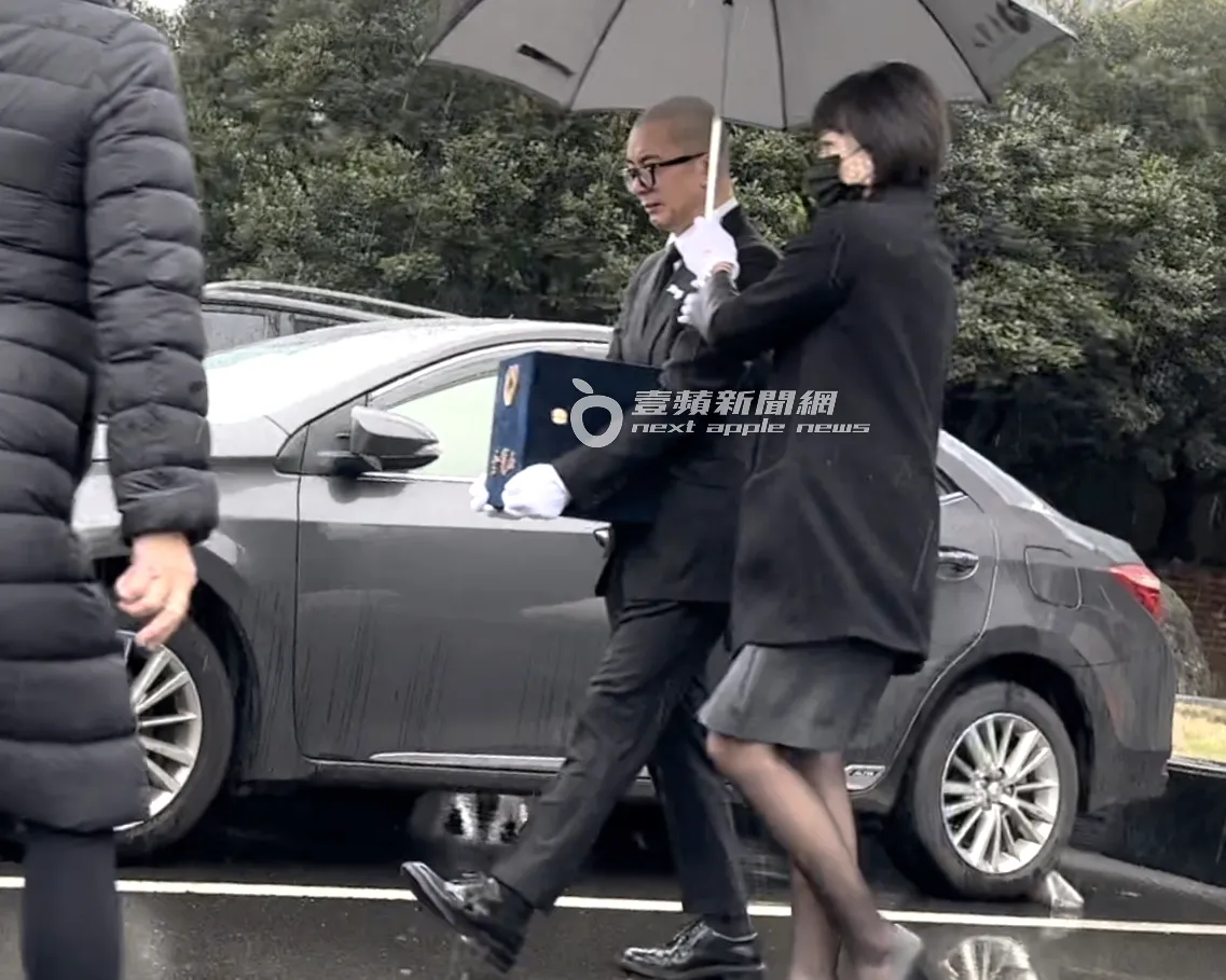 去年3月15日上午，具俊曄在大雨中捧著大S的骨灰。特勤中心攝
