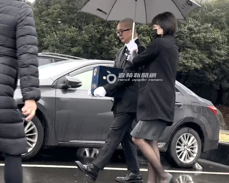 去年3月15日上午，具俊曄在大雨中捧著大S的骨灰。特勤中心攝
