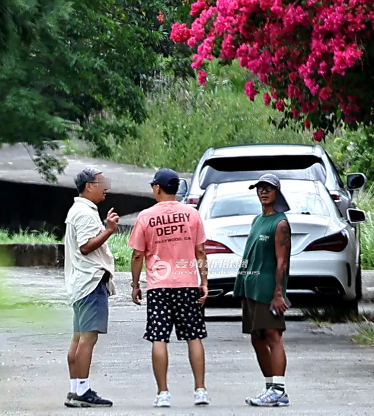 具俊曄（右）與韓籍好友Michael和友人，在金寶山山腳下的別墅休息，遙望大S墓園。特勤中心攝