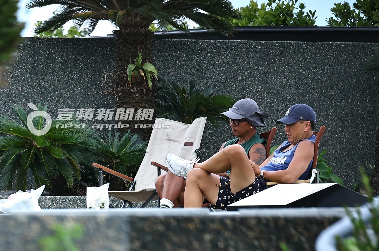 具俊曄（左）時常被目擊坐在大S墓前，使用平板電腦設計紀念雕像。特勤中心攝