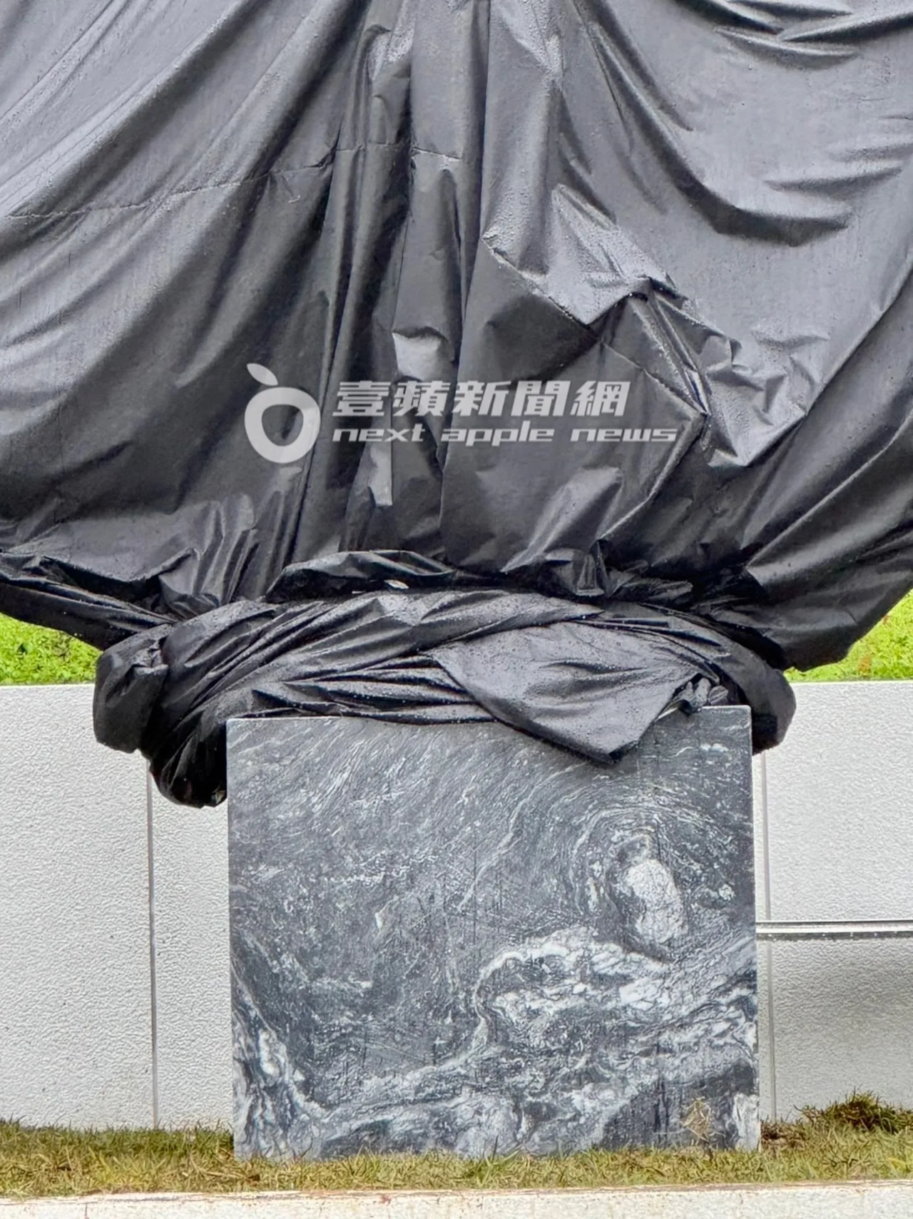 大S紀念雕像基座為深灰色大理石。特勤中心攝