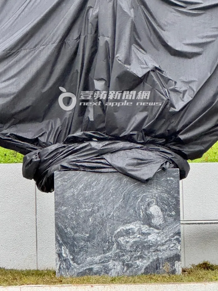 大S紀念雕像基座為深灰色大理石。特勤中心攝