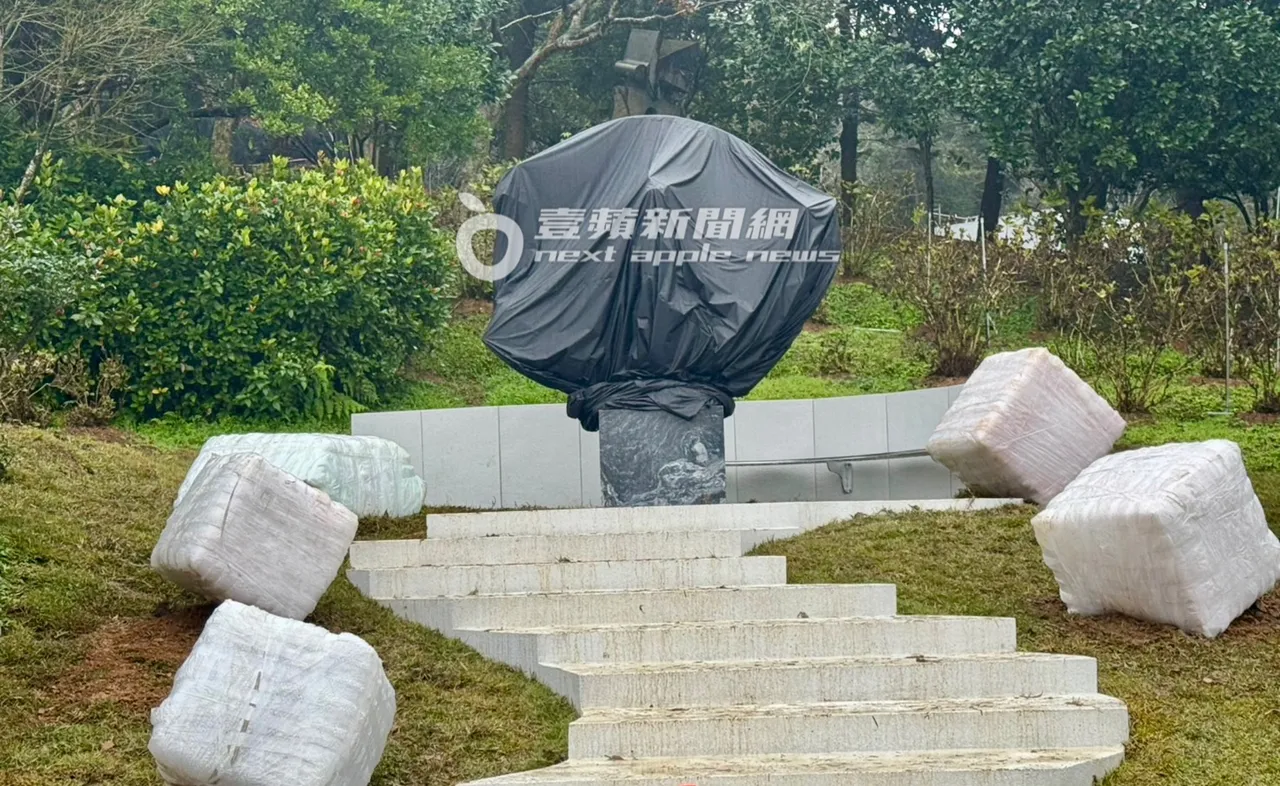 具俊曄為大S設計的紀念雕像坐落於金寶山碑林名人區，目前以黑色帆布覆蓋，尚未揭幕。特勤中心攝