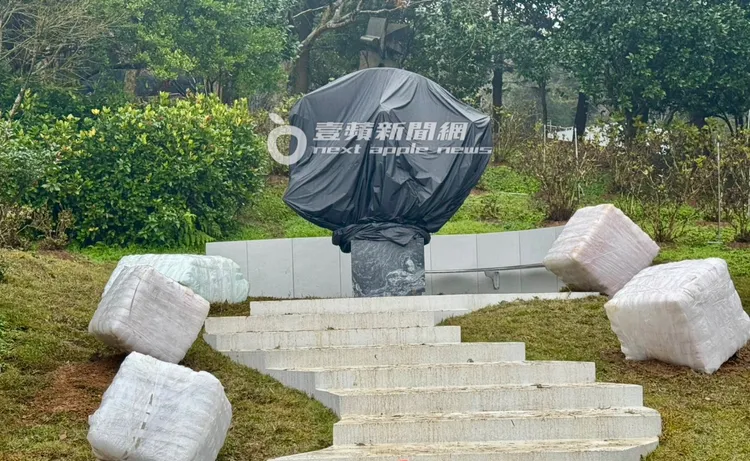 具俊曄為大S設計的紀念雕像坐落於金寶山碑林名人區，目前以黑色帆布覆蓋，尚未揭幕。特勤中心攝