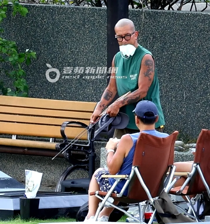 具俊曄帶著鮮花和供品，與紐約來台陪伴的好友Michael，上山悼念大S。特勤中心攝