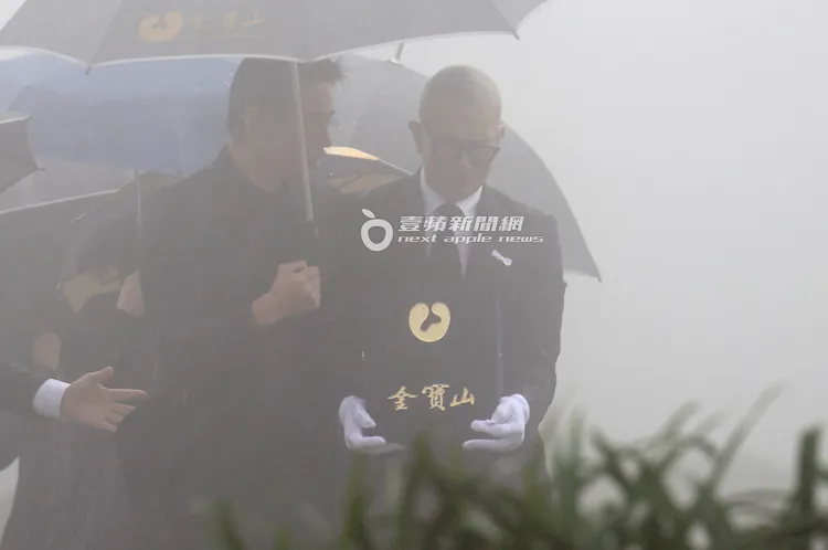 具俊曄含淚捧著愛妻大S骨灰，移靈至玫瑰園墓地。特勤中心攝