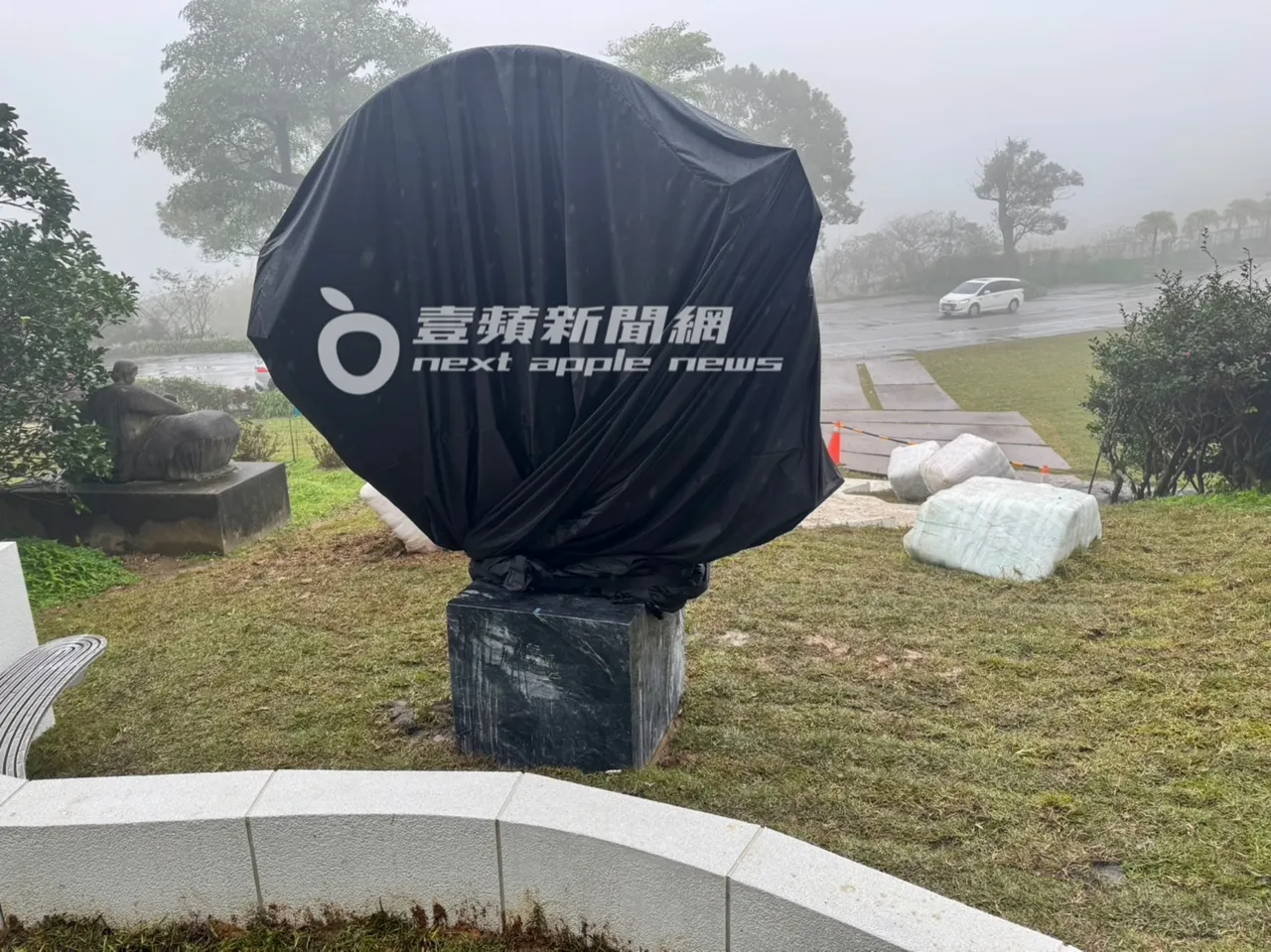 大S紀念雕像居高臨下，規模看起來不小。特勤中心攝