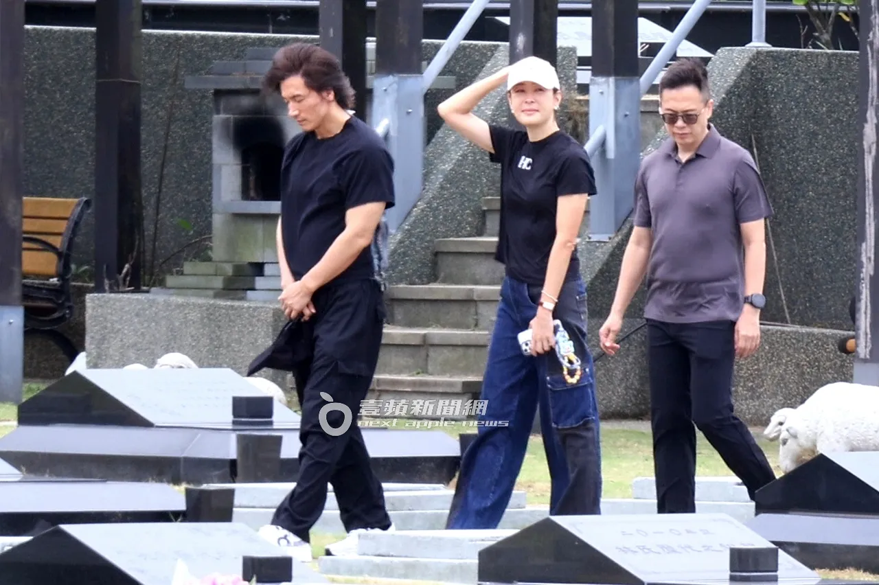 8月13日上午，大S摯友言承旭（左起）、台北101董座賈永婕與老公王兆杰，相約金寶山悼念大S。特勤中心攝