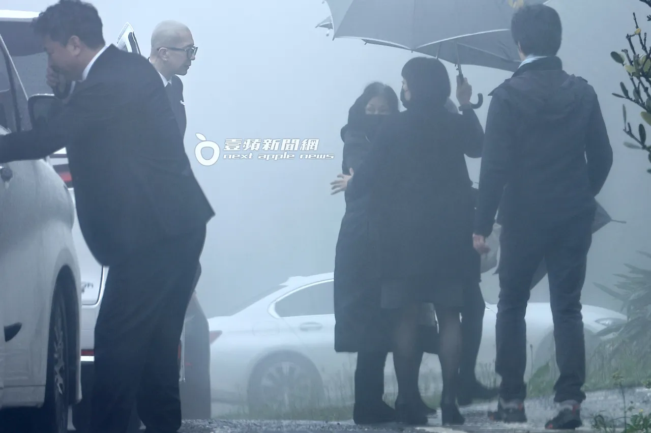 去年3月15日上午，具俊曄（左二）與S媽（中）一起下車來到金寶山玫瑰園。特勤中心攝