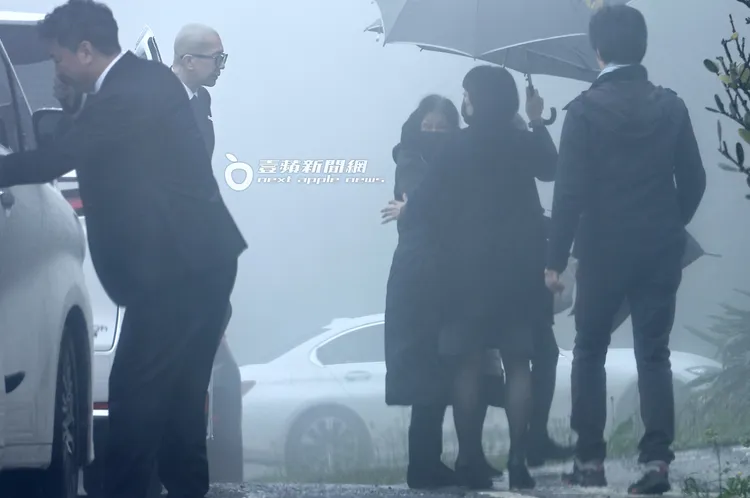 去年3月15日上午，具俊曄（左二）與S媽（中）一起下車來到金寶山玫瑰園。特勤中心攝