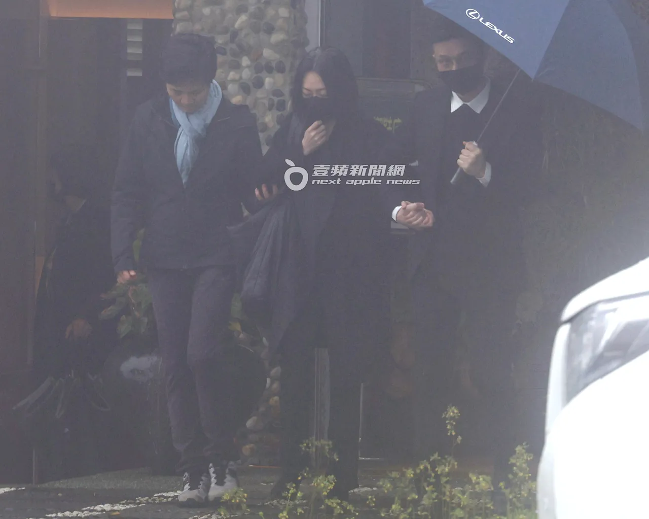 許雅鈞（右起）牽著小S的手，到金寶山玫瑰園送大S最後一程。左為許雅鈞的姊姊。特勤中心攝