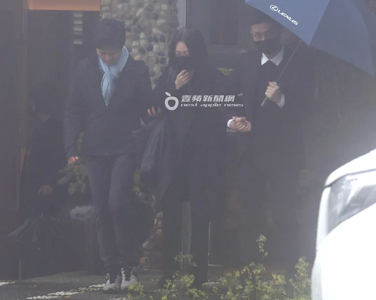 許雅鈞（右起）牽著小S的手，到金寶山玫瑰園送大S最後一程。左為許雅鈞的姊姊。特勤中心攝