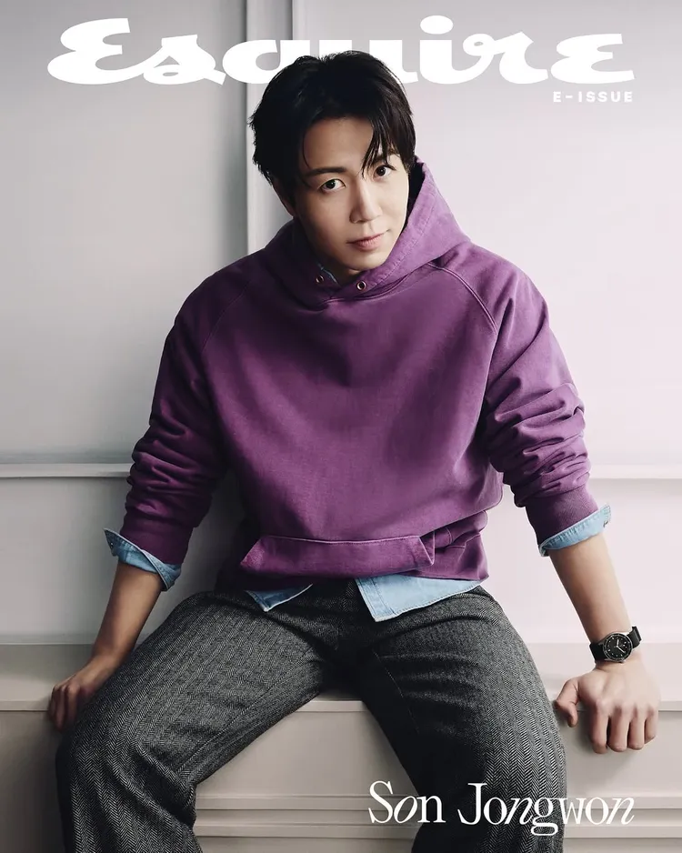 因《黑白大廚2》爆紅的白湯匙主廚孫鍾元拍攝時尚雜誌。翻攝esquire.korea IG