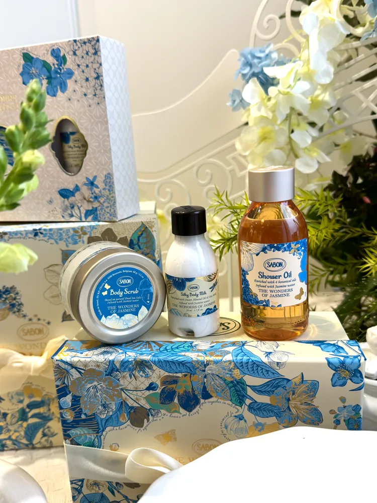 璀璨茉莉明星三部曲，包含100ml沐浴油、60g身體磨砂膏、50ml絲綢身體乳液，1580元。張家玲攝