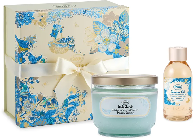 經典磨砂發光組，包含600g身體磨砂膏、100ml璀璨茉莉沐浴油，2300元。品牌提供
