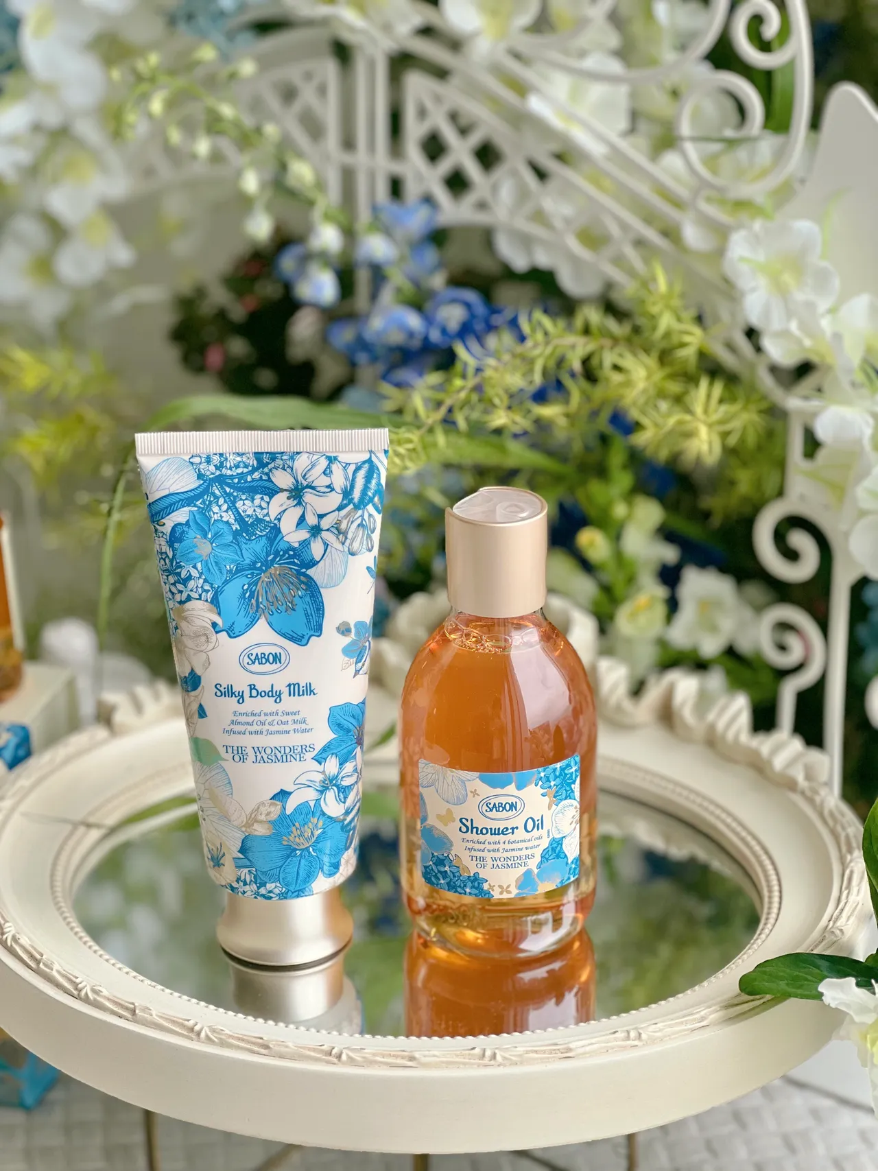 璀璨茉莉丝绸身体乳液（左）200ml／1480元、沐浴油（右）300ml／1080元。品牌提供