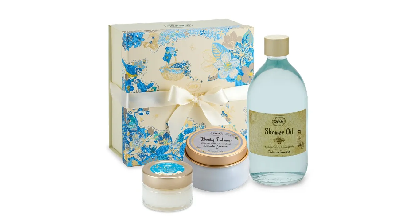 开运迎春入门组，包含500ml沐浴油、140ml身体乳液、60g璀璨茉莉身体磨砂膏，2400元。品牌提供