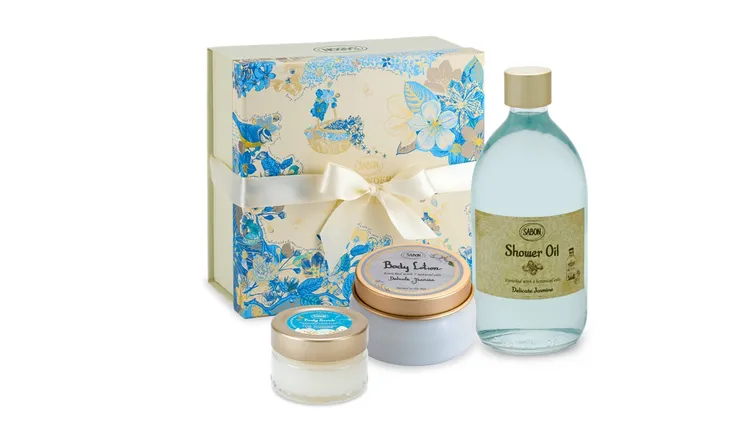 開運迎春入門組，包含500ml沐浴油、140ml身體乳液、60g璀璨茉莉身體磨砂膏，2400元。品牌提供