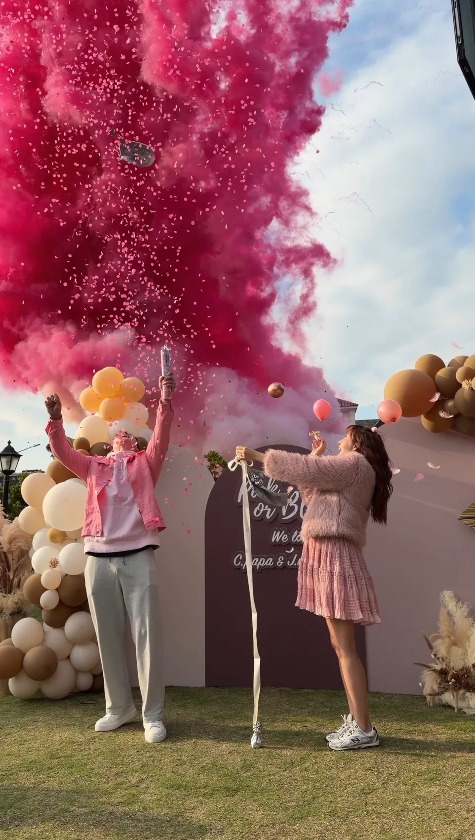 陈晨威（左）和啾啾宣布成为新手爸妈。Julia提供