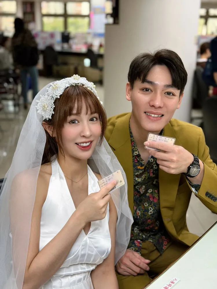 陳晨威（右）和啾啾上個月登記結婚。陳晨威、Julia提供