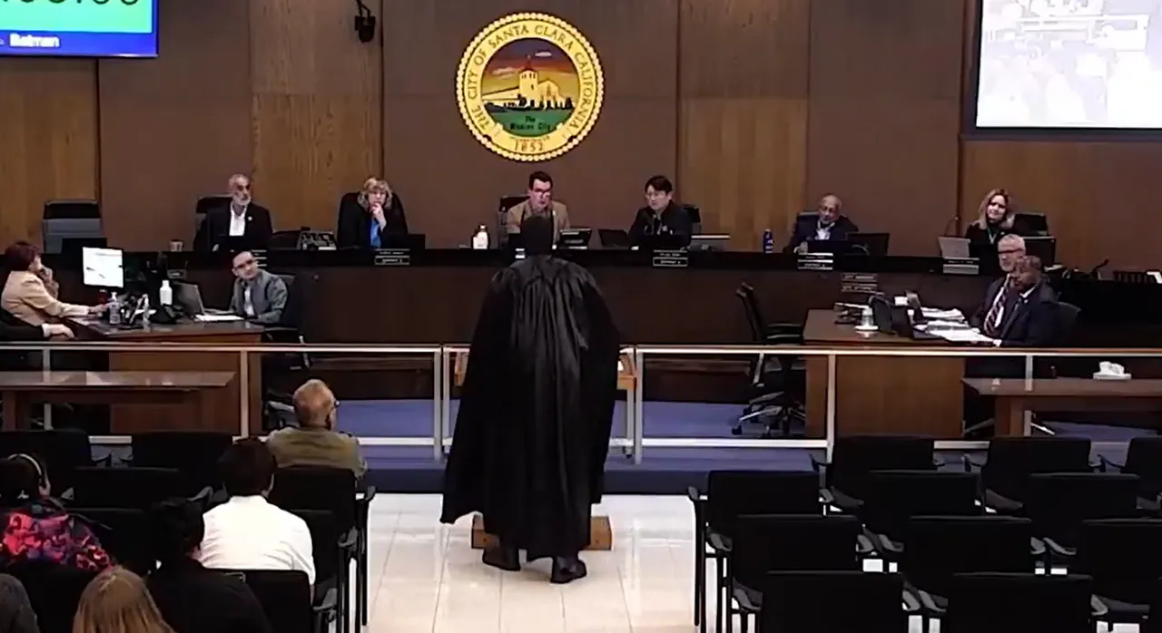 蝙蝠俠入場敲講台讓大家嚇了一跳。翻攝自X