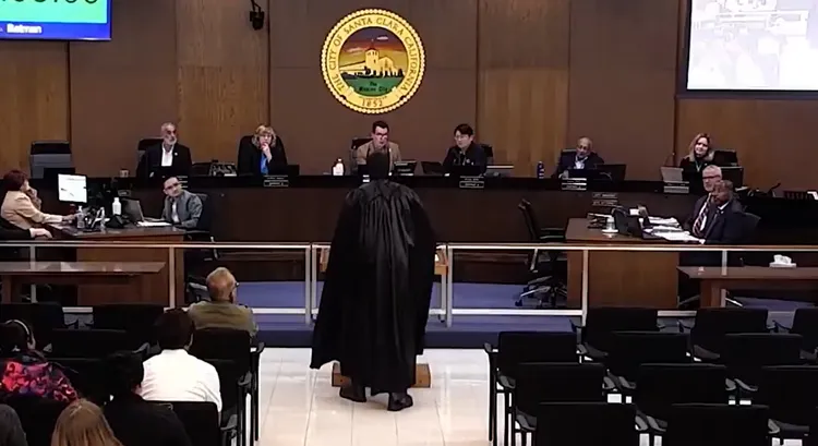 蝙蝠俠入場敲講台讓大家嚇了一跳。翻攝自X