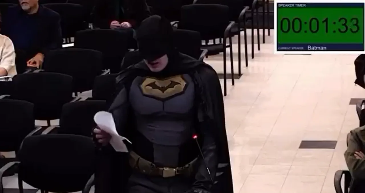 拿著講稿的蝙蝠俠顯然有備而來。翻攝自X