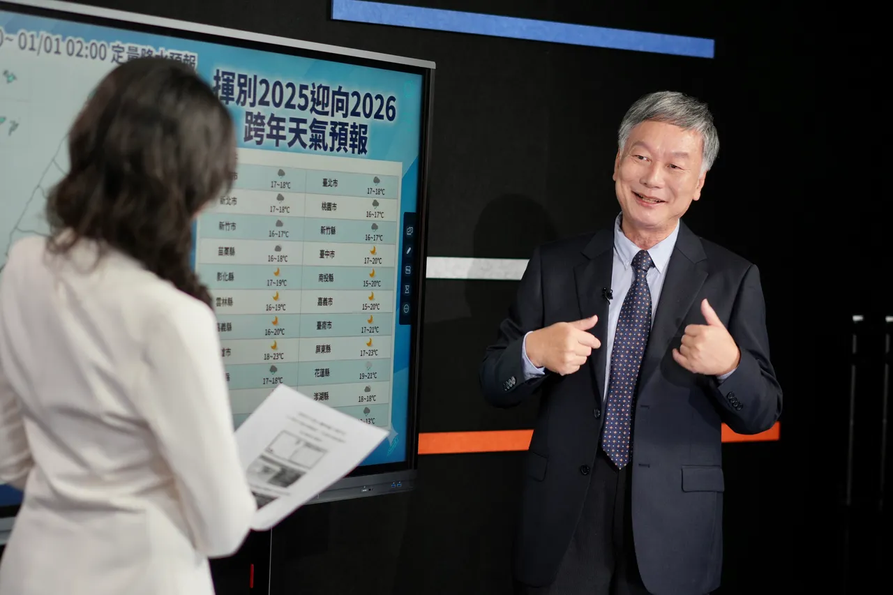 郑明典（右）表示，无论身处公部门或媒体环境，他始终坚信气象资讯应具备实质且长远的帮助。TVBS提供